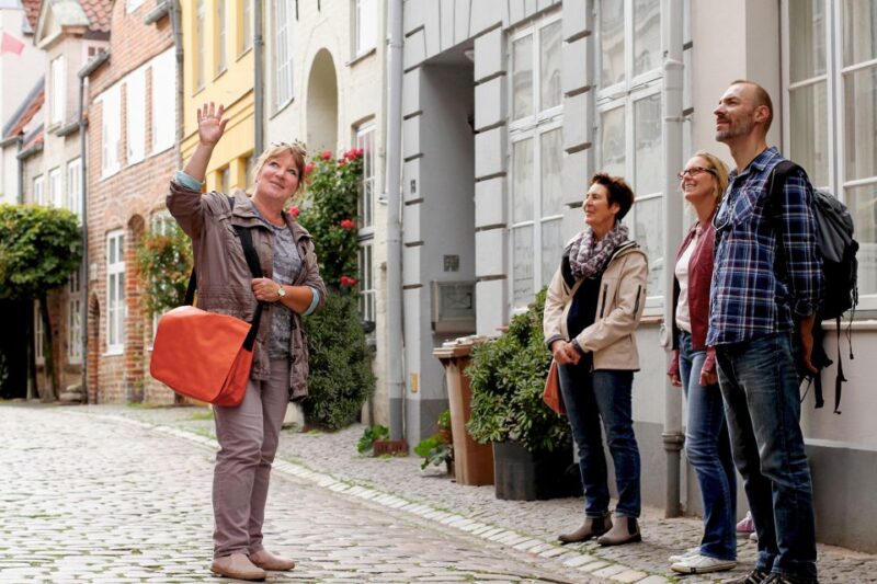 Lübeck: Entertaining Tour Through Hidden Courtyards - The Guide’s Role in Making the Tour Entertaining