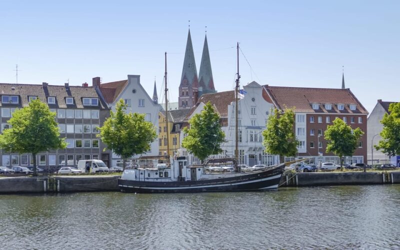 Lübeck: Express Walk with a Local - Lübeck’s Top Landmarks: From Museum Holstentor to St. Mary’s Church