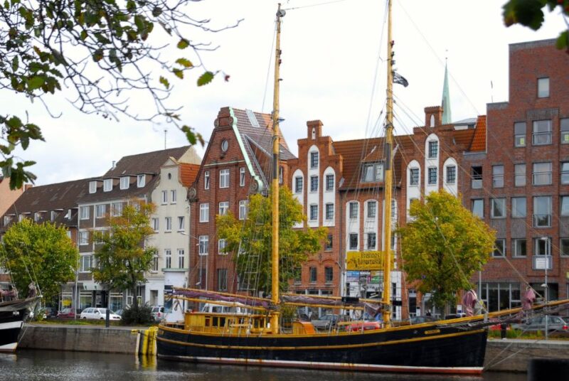 Lübeck: Old Town Highlights Private Walking Tour - Practical Details: Meeting Points and Accessibility