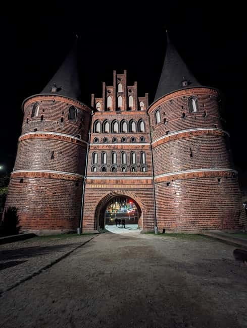 Lübeck zwischen Grusel und Geschichte Truecrime zu Halloween - Meeting Point at the Holstentor for a Historic and Haunted Walk