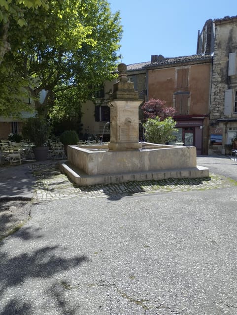 LUBERON : Gordes, Roussillon with Ochre trail & Sorgue river - Strolling Along the Sorgue River in Fontaine-de-Vaucluse