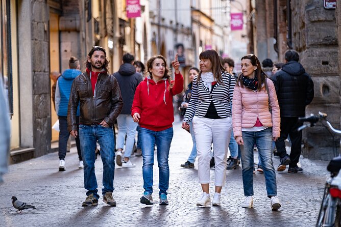 Lucca Aperitivo evening walk with food and wine for Small Groups - Shopping and Art: Via Fillungo