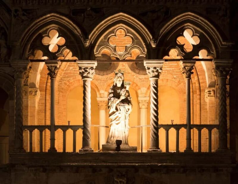 Lucrezia Borgia: Intrighi, Passioni e Potere a Ferrara - Starting at Piazza Savonarola, the Tour Begins with a Historic Landmark