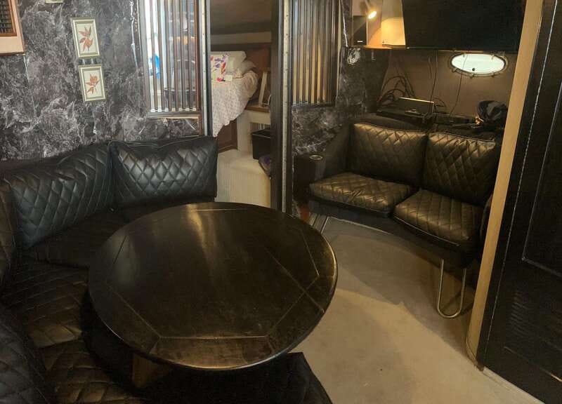 Luxurious 40ft Yacht Charter - Scenic Views and Downtown Toronto as the Backdrop