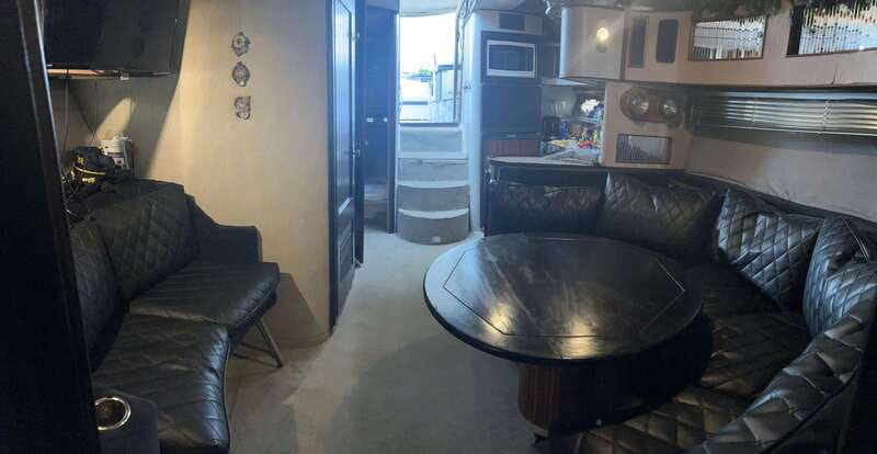 Luxurious 40ft Yacht Charter - Easily Accessible Location and Convenient Meeting Point