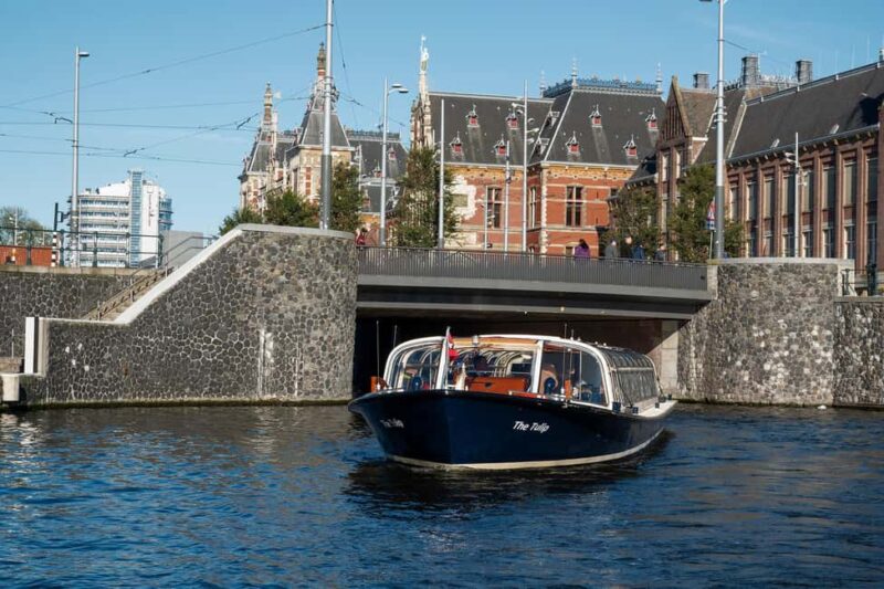 Luxury Amsterdam Canal Cruise  Drinks & Live Captain Guide - Engaging Live Commentary from a Local Captain