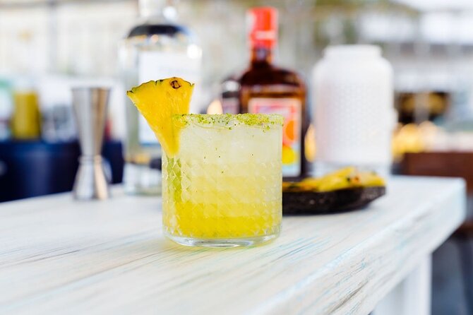 Luxury Cruise with Dinner and Music in Los Cabos - Luxurious Sunset Cruise in Los Cabos with Dinner and Live DJ Music