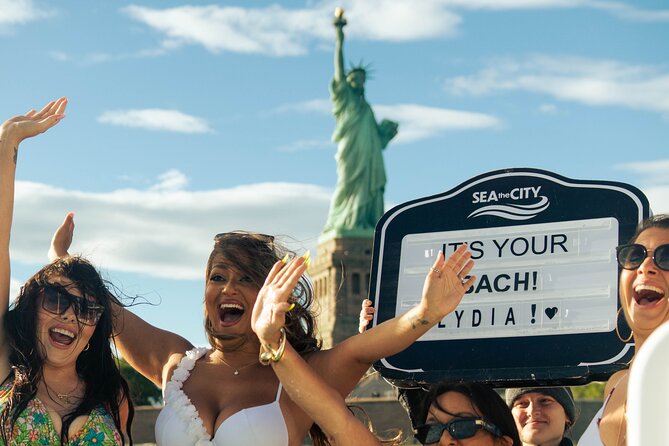 Luxury Hot Tub Boat Around NYC and Statue Private Tub up to 10 - Why This Tour Is a Standout Choice in NYC