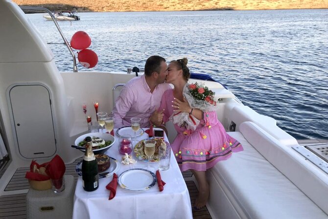 Luxury Power Yacht Cruise - The Luxury Power Yacht: Design and Amenities