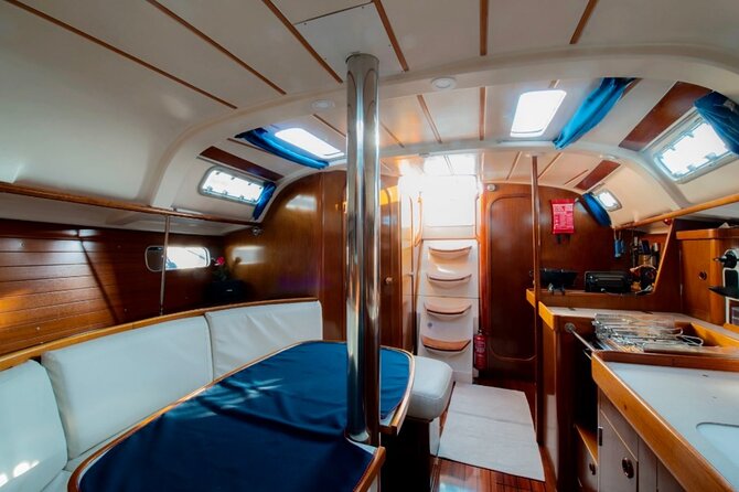 Luxury sailing experience on the Douro - Onboard Comforts: Drinks, WiFi, and Facilities