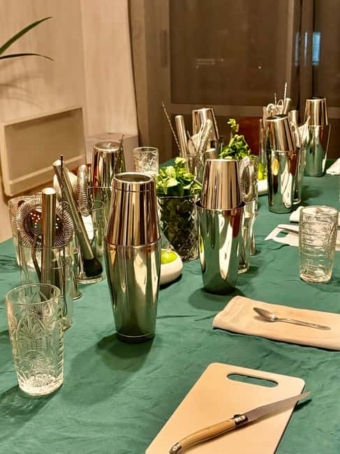 Lyon: Cocktail workshop in your home - Logistics and Group Size