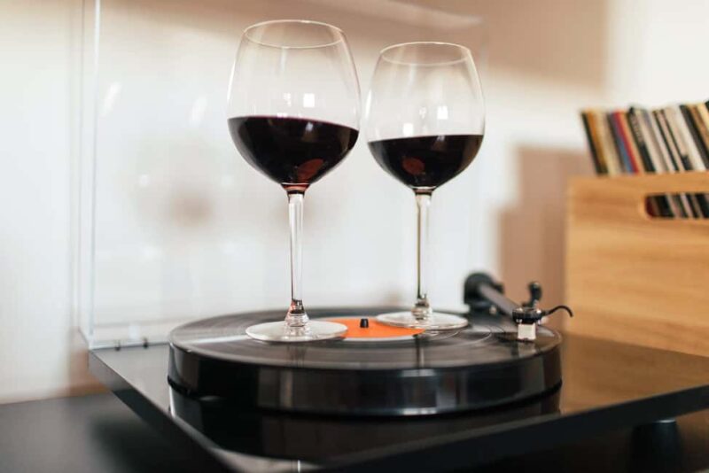 Lyon Croix-Rousse: Wine Tasting & Vinyl Record Tour - Wine Tasting in a Cozy Lyon Cellar