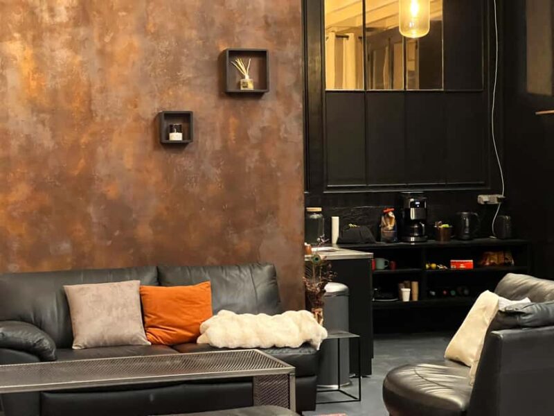 Lyon: Group Pole Dance Intro - Discovering the Venue: Midnight Pole Studio in Lyon