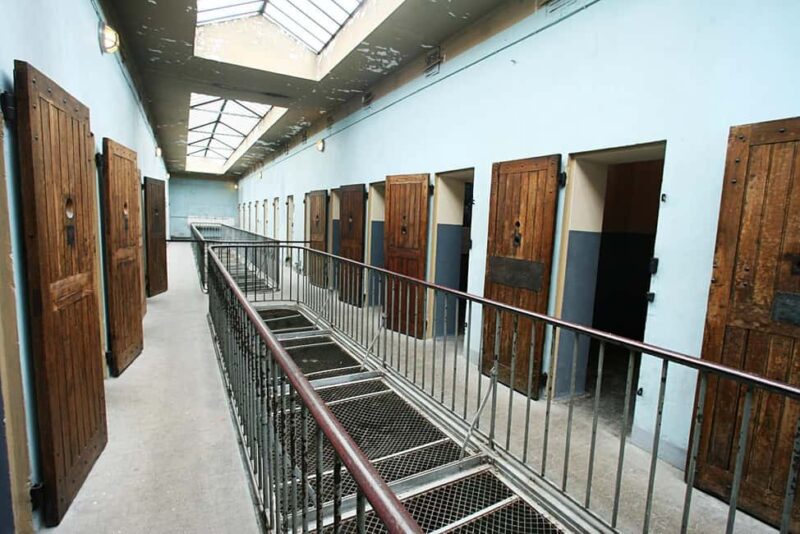 Lyon: Jewish Heritage Guided Walking Tour - Exploring the Former Jewish Oratory on Rue des Quatre-Chapeaux