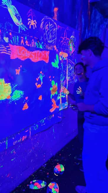 Lyon : Neon painting in an artist's studio - gallery - How the Neon Painting Session Unfolds