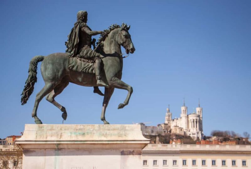 Lyon: Old Town Food Tour with 6 French Food Tastings & Wine - Meeting Point and Logistics: Easy and Recognizable