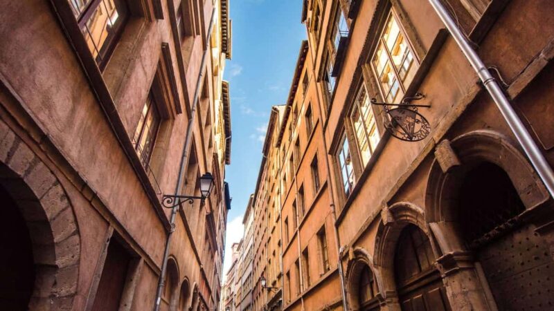 Lyon: Vieux-Lyon and Hidden Renaissance Walking Tour - Strolling Down Rue du Buf and Merchant Palaces