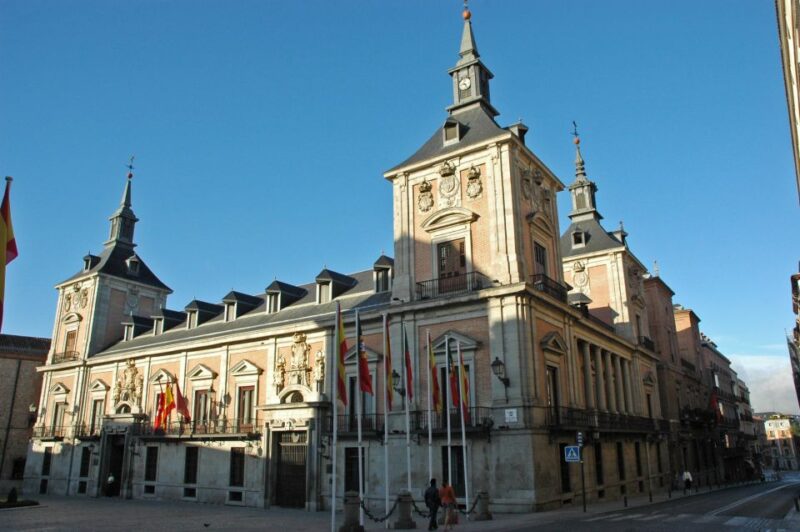 Madrid: 1.5-Hour City Highlights Guided Walking Tour - Exploring the Royal Palace of Madrid and Almudena Cathedral