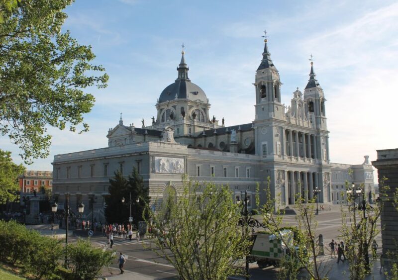 Madrid: 2-Hour City Highlights Guided Walking Tour - Exploring the Paseo del Prado and Neptune Fountain