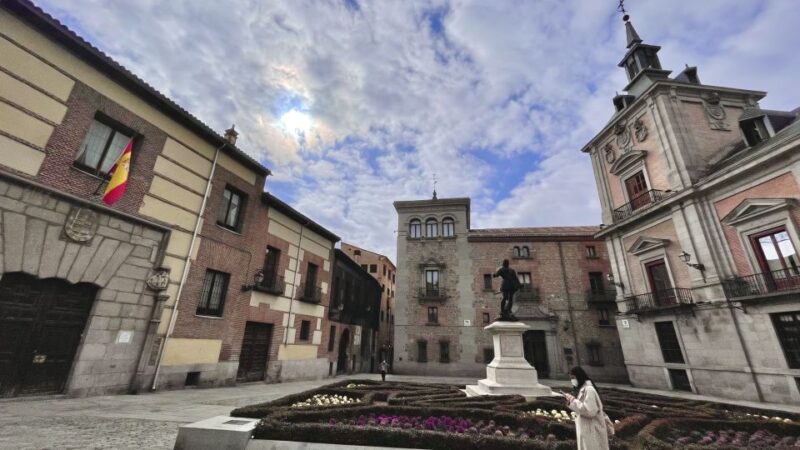 Madrid: City Walking Tour & Royal Palace Skip-the-Line Tour - Fast-Track Entry to the Royal Palace