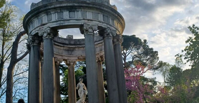 Madrid: El Capricho Park Tour - Discovering El Capricho Park’s Entrance and Layout