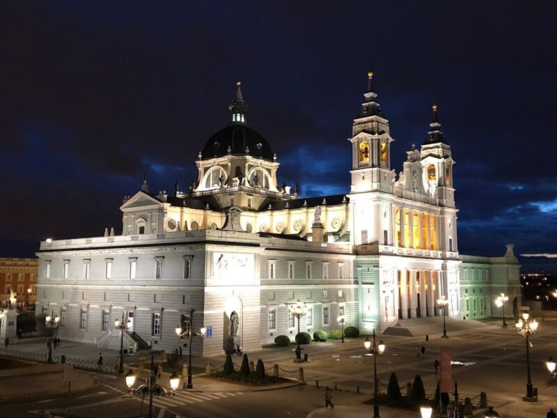 Madrid: Enchanted Evening Walking Tour in Spanish - Exploring Plaza de Oriente and Almudena Cathedral at Night