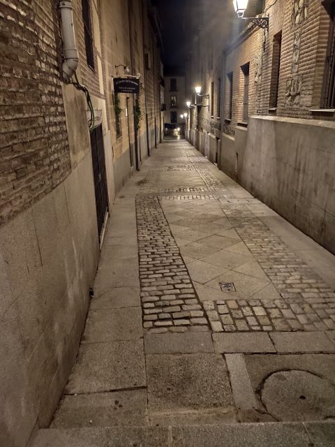 Madrid: Enchanted Evening Walking Tour in Spanish - Discovering Plaza de la Villa and Madrid’s Old Town Secrets