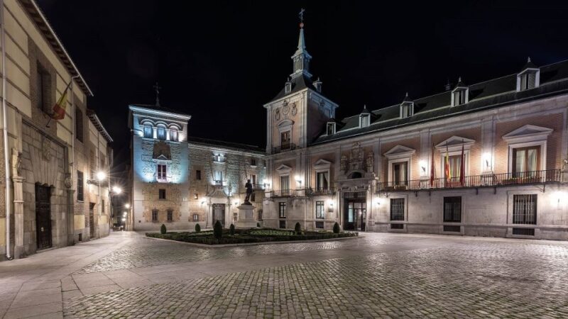 Madrid: Enchanted Evening Walking Tour in Spanish - The Experience of a Night Tour in Madrid