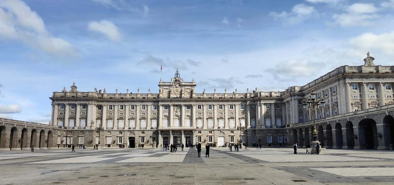 Madrid: Guided tour of the Royal Palace in French - Discover the Largest Royal Palace in Western Europe in Madrid