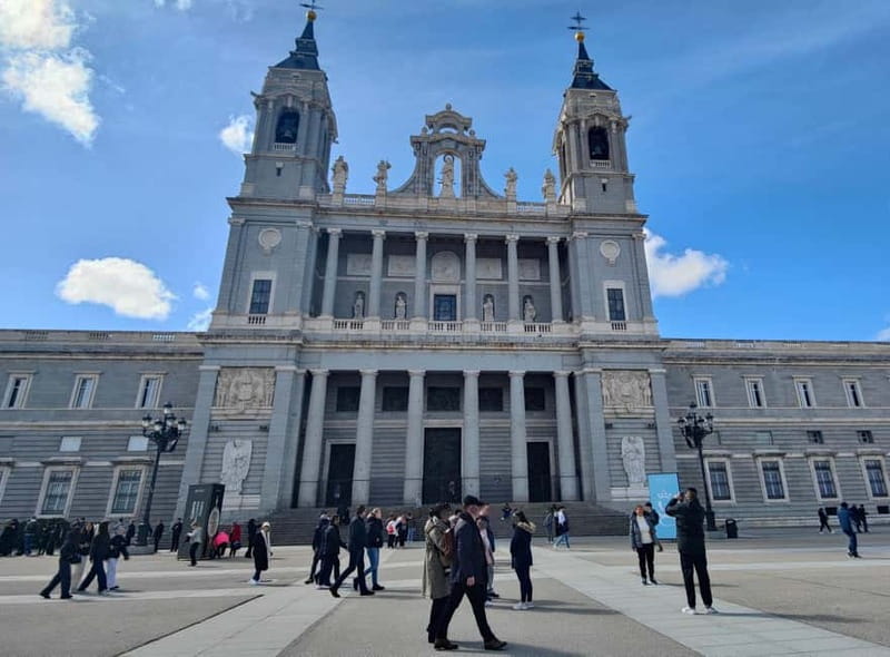 Madrid: Guided tour of the Royal Palace in French - Meeting Point and End Location in Madrid