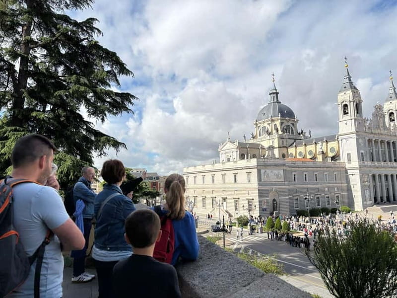 Madrid: Guided Walking Tour with Churros and Hot Chocolate - Panoramic Views from Calle Factor Overlook