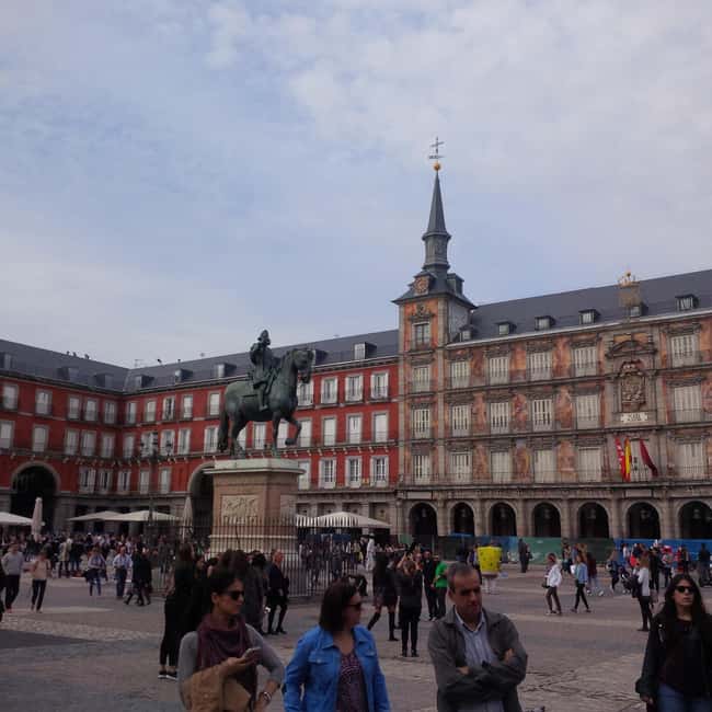 Madrid: La Latina Walking Tour with Tapas and Drink - Visiting Sobrino de Botín: The Oldest Restaurant in the World
