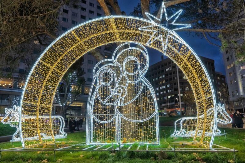 Madrid: Open-Top Double-Decker Christmas Bus Tour with Guide - Key Points