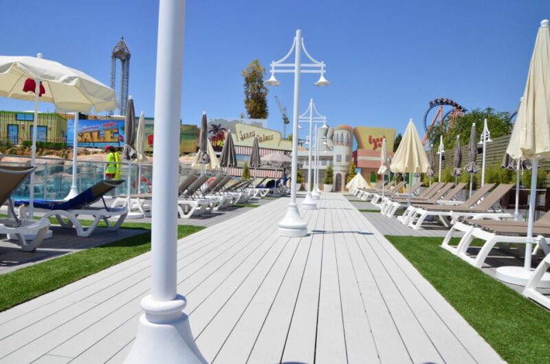 Madrid: Parque Warner Beach Entry Ticket - Dining Options and Shopping at the Park