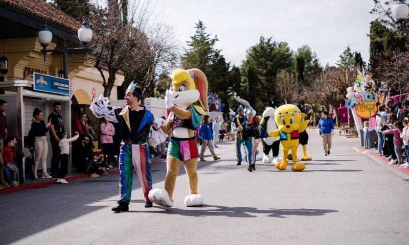 Madrid: Parque Warner Ticket and Roundtrip Transportation - Feel the Action in DC Super Heroes World