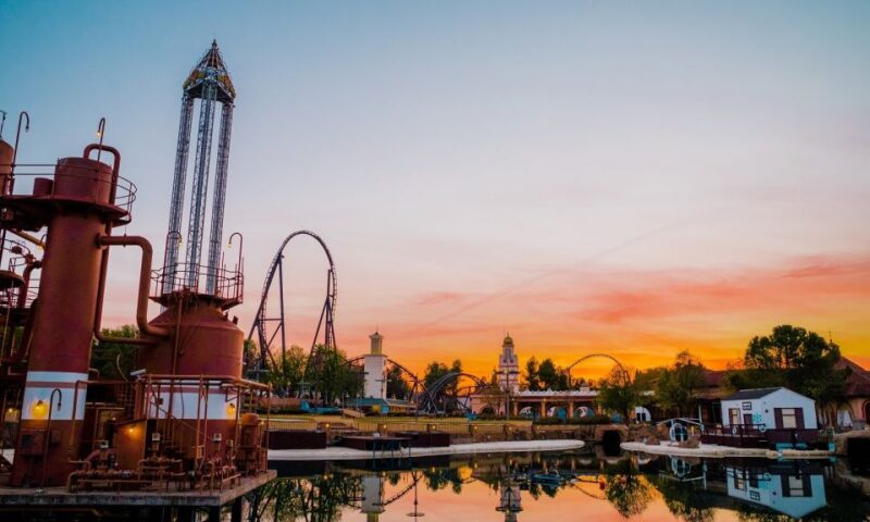 Madrid: Parque Warner Ticket and Roundtrip Transportation - Experience the Wild West in Old West Territory