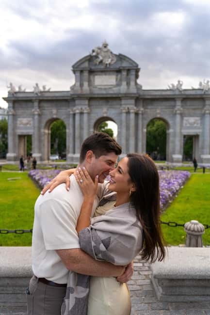 Madrid: Photoshoot for couples - Exploring the Royal Palace and its Surroundings