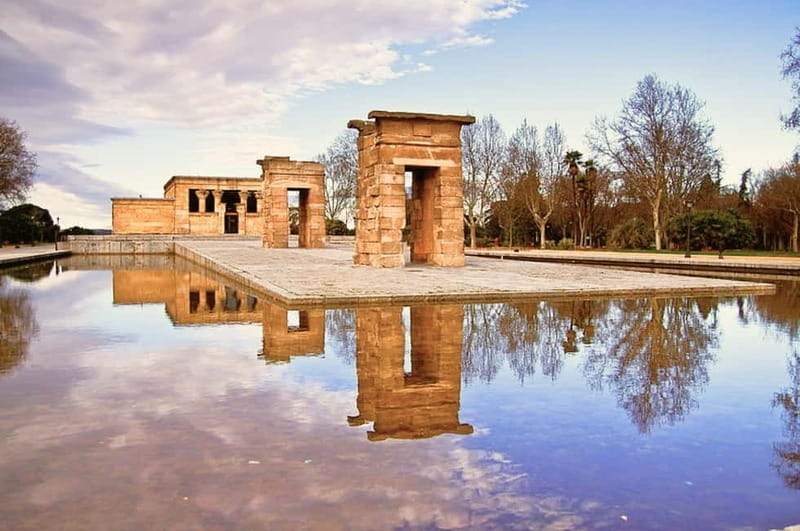 Madrid: Private Highlights Walking Tour with Rooftop Stop - Exploring Madrid’s Most Important Landmarks