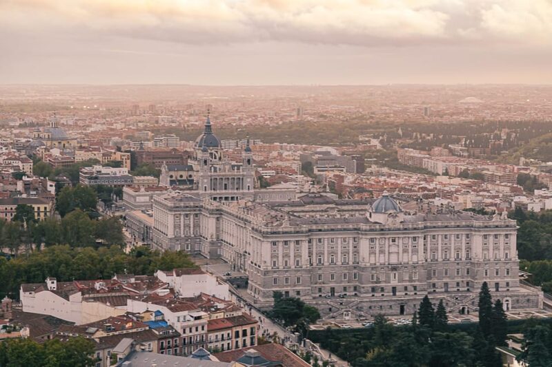 Madrid: Private Walking Tour & Photo Shoot - The Artistry of a Professional Photographer