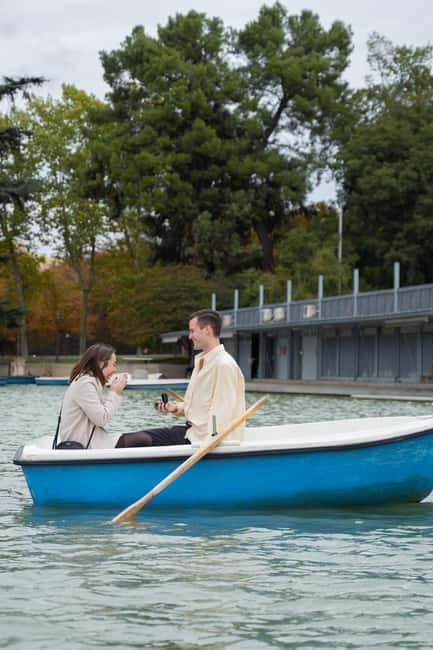 Madrid: Professional photoshoot in the Retiro park - Exploring the Streets Around Plaza Mayor