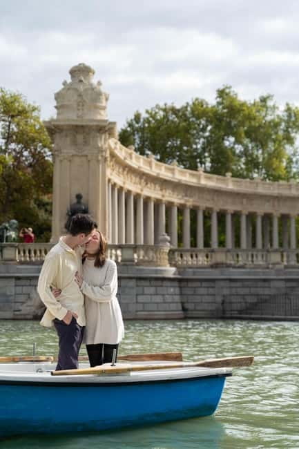 Madrid: Professional photoshoot in the Retiro park - The Sol Photo Stop: A One-Hour Iconic Location