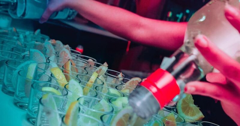 Madrid: PUBCRAWL Ruta de Bares y Fiesta por Madrid - Games, Surprises, and Gifts to Keep the Party Going