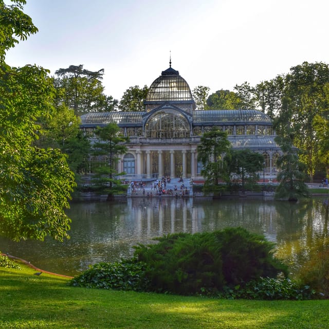 Madrid: Retiro Park Guided Tour with a Photographer - Iconic Viewpoints for Photos