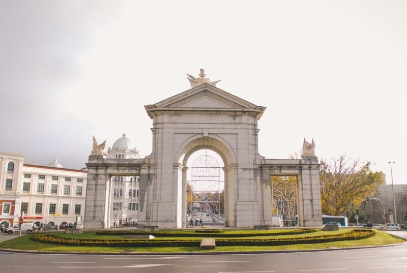 Madrid Retro Tour 120 min, old town, modern Madrid + surprise destination - Flexible, Multilingual Guides and Customizable Experience