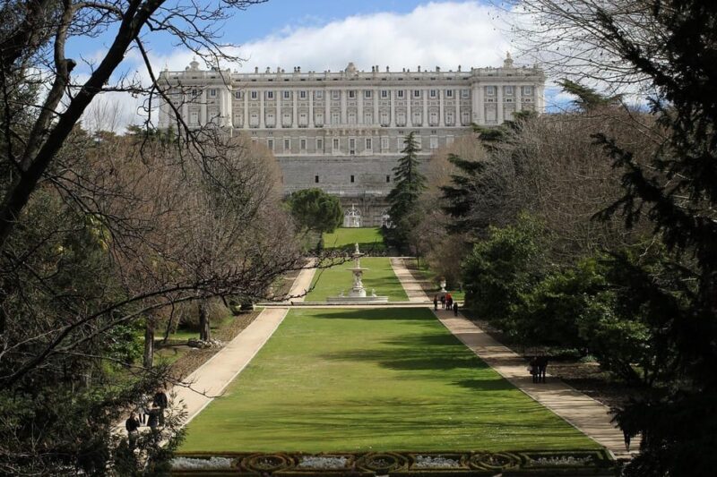 Madrid Retro Tour - 90 min - heart of the city and also modern Madrid. - Multilingual Live Guides Enhance the Experience