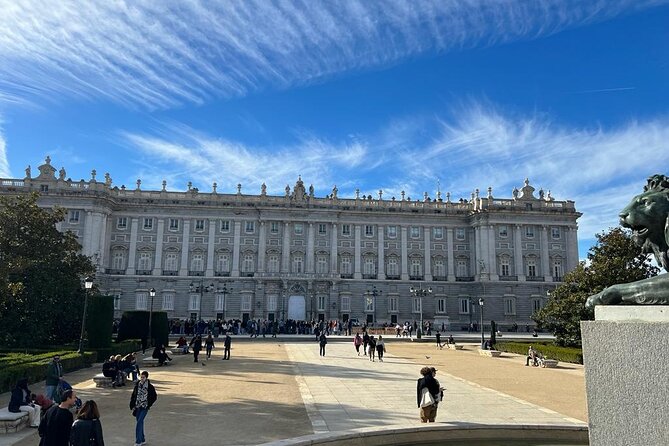 Madrid: Royal Palace Guided Tour with Skip the Line Ticket - The Guide’s Role in Enhancing the Experience