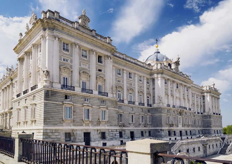 Madrid: Royal Palace Small Group Guided Tour & Wine Tasting - Scenic Walk from Plaza de Oriente to the Wine Tasting Spot