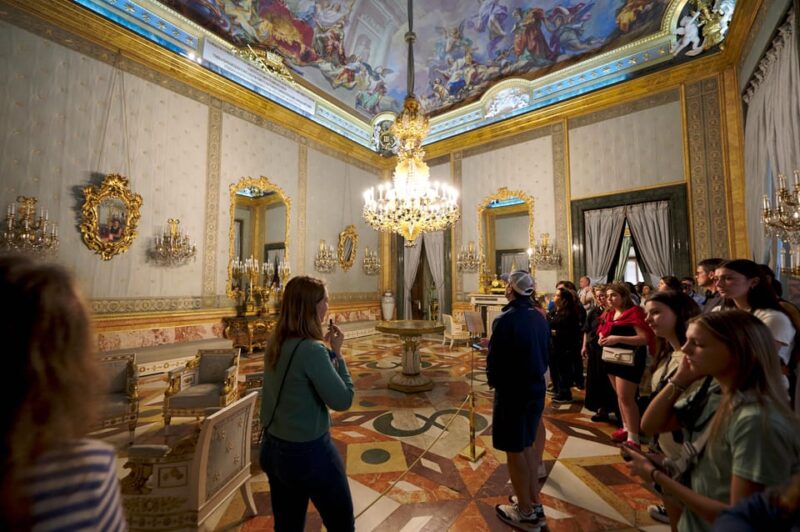 Madrid: Royal Palace Tour, Flamenco Show, & Tapas with Drink - Enjoying Tapas and Drinks During the Flamenco Performance