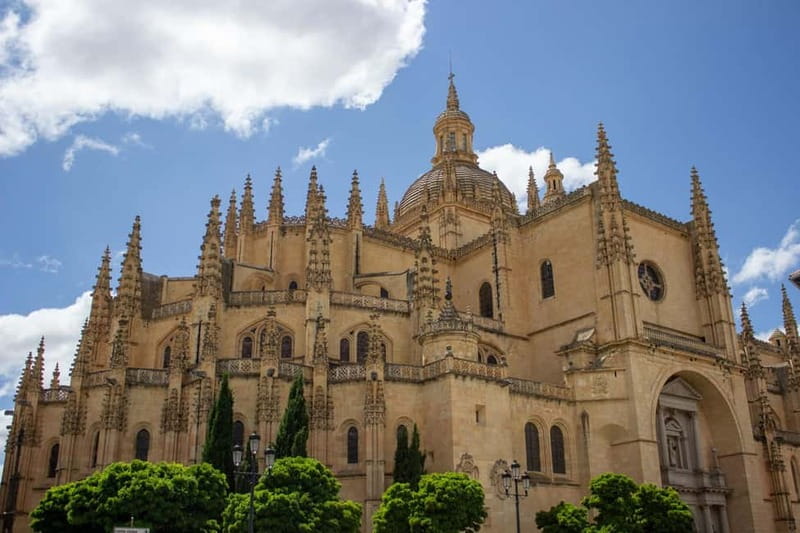 Madrid: Segovia & Ávila Full Day with Alcázar & Wall Tickets - The Guides Role in Making the Tour Memorable