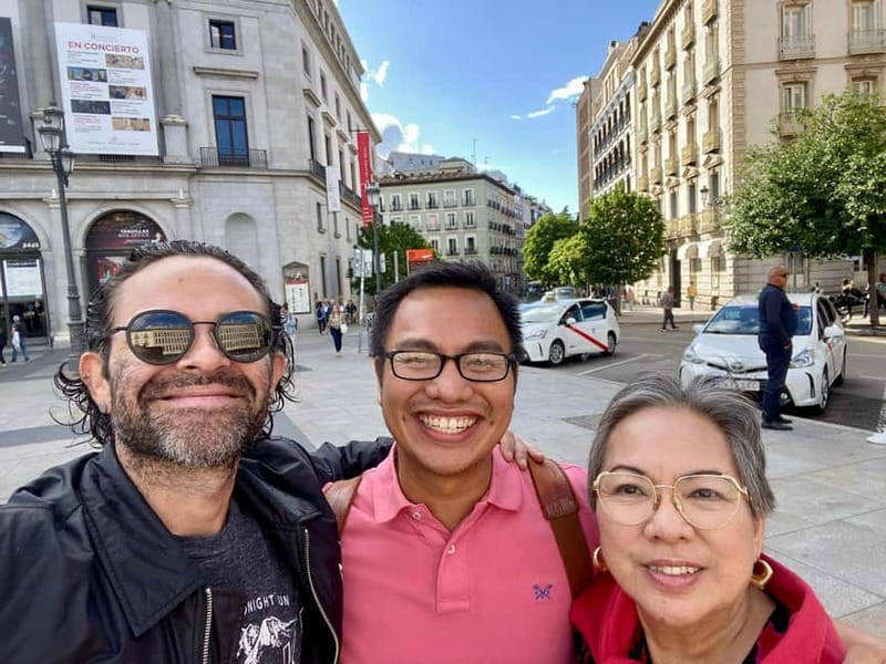 Madrid: Small Group Tour with Tapas & Drinks - Key Points